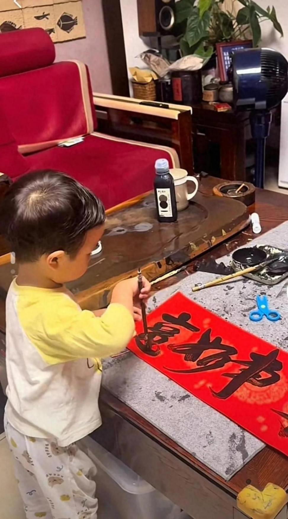 2歲11個月萌娃書寫對聯行云流水